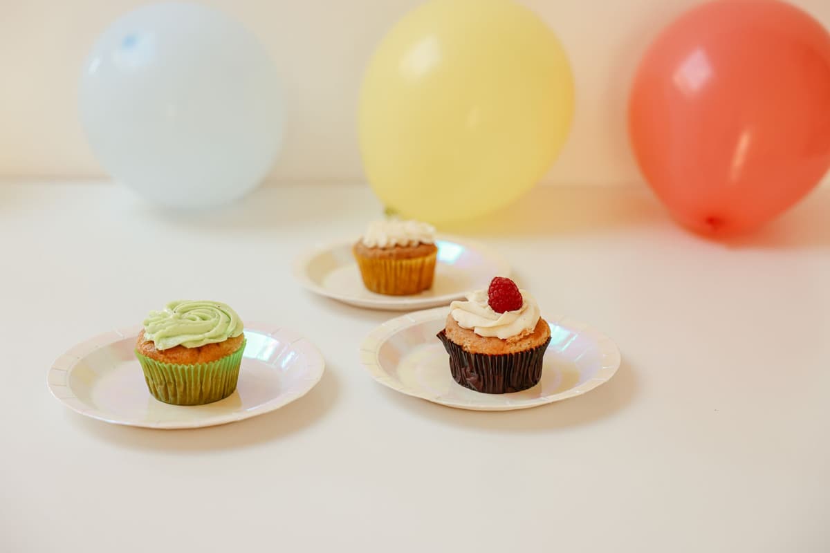 Delicious cupcakes with colorful balloons create a festive celebration atmosphere